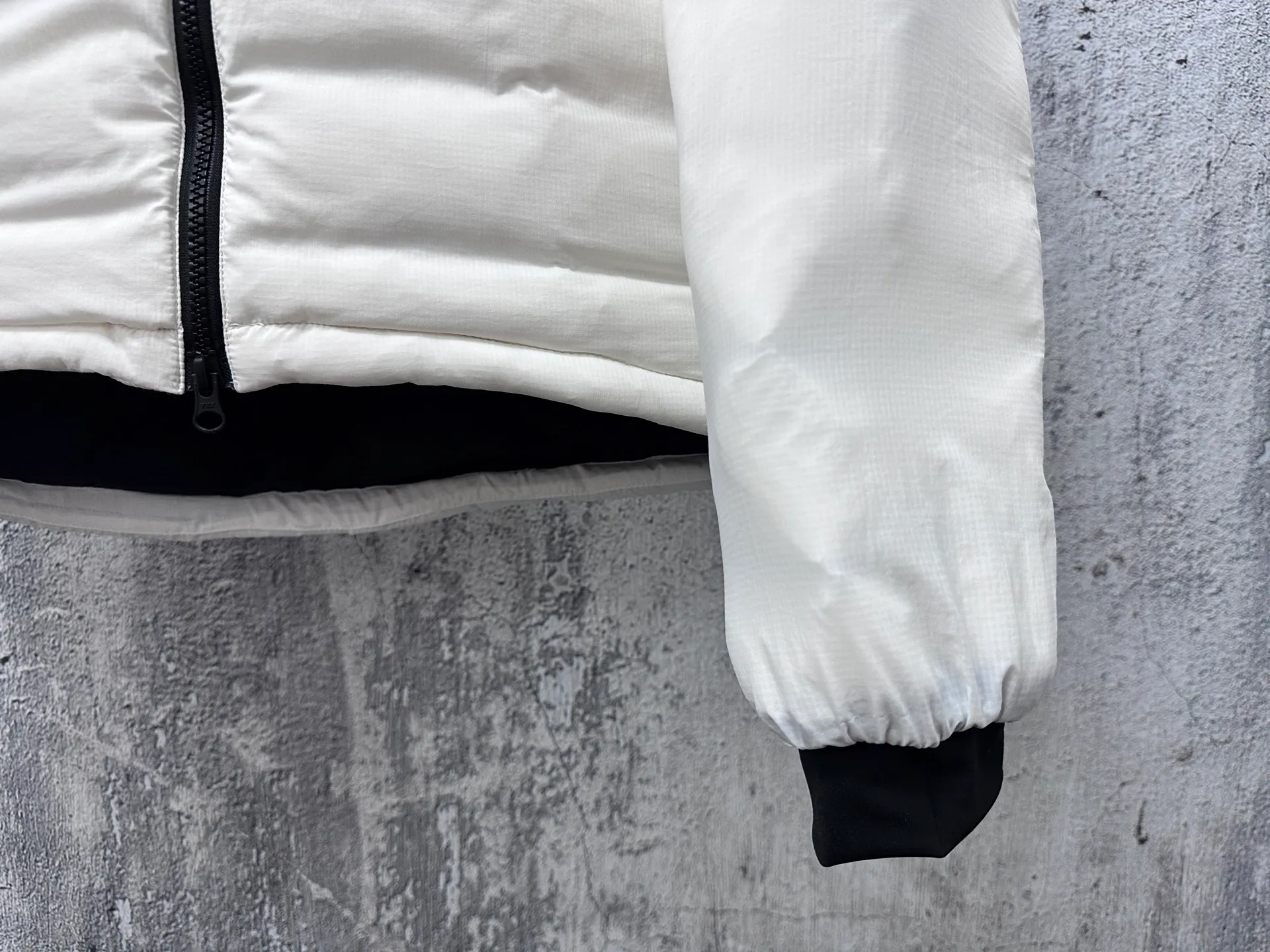 P840 [Canada Goose] Big Goose 5078 down jacket is different from the junk products in the market🗯️The same picture but different price means different versions ✅Don’t be fooled by the same copywriters and pirated picture gangs who mix and distribute high-luxury pictures at low prices. Once you receive it and compare the quality, you will know where the difference is. Don’t lie. Look for the terminal. I don’t guarantee that my products are the cheapest, but I definitely guarantee that they are worth every penny of your hard-earned money! Canada Goose down jacket top version, warm and cold-resistant, nice upper body effect, super lightweight, size: XS-XL